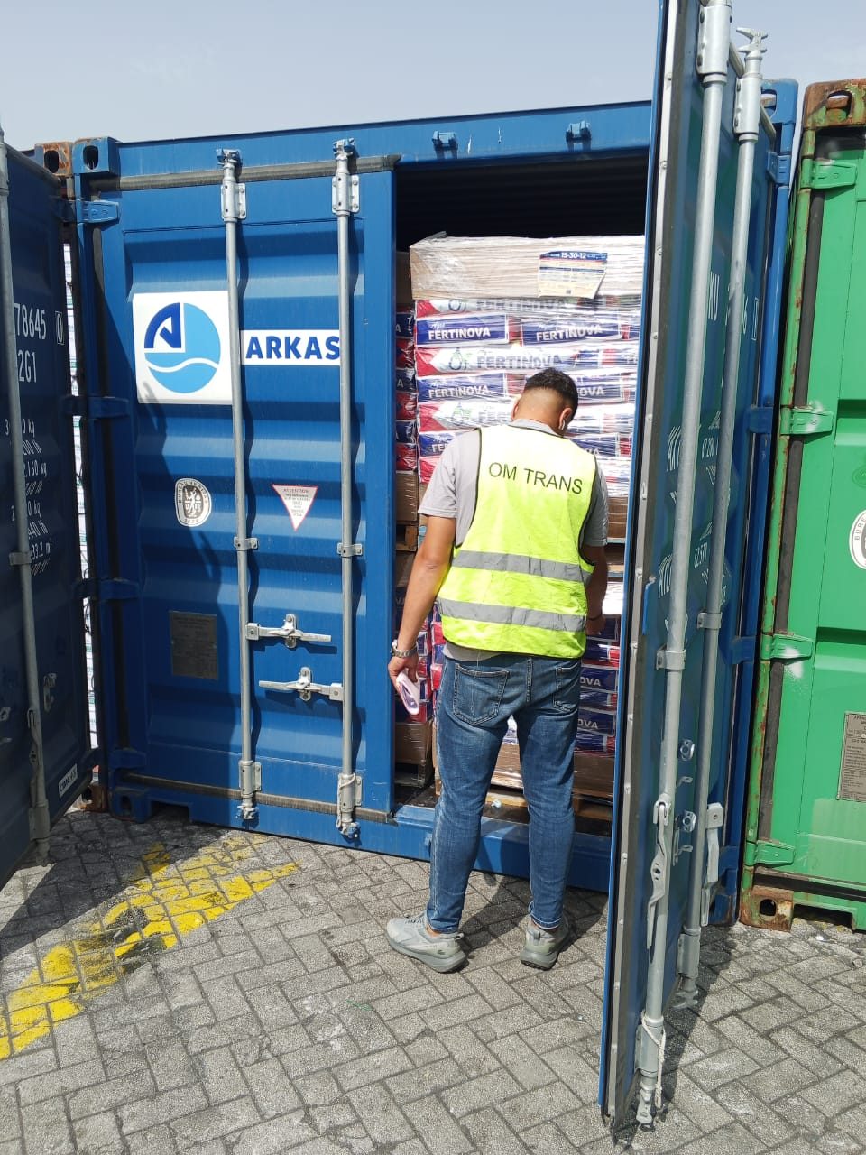 Agent OM TRANS au contrôle d'un conteneur au port d'Alger
